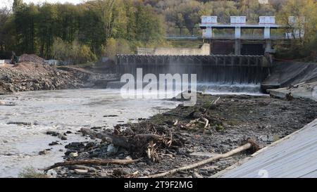 Stadtdamm in Maikop, Republik Adygea, Russland an einem sonnigen Herbsttag, sichtbar vom Damm während der Wasserfreisetzung Stockfoto