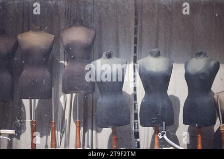Weibliche Kleidung formt sich im Schaufenster (schmutzig) Stockfoto