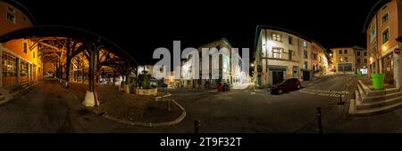 360 Nächte Panorama von La Cote Saint André, Frankreich Stockfoto