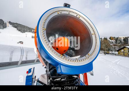 Oberwiesenthal, Deutschland. November 2023. Eine Schneekanone steht auf der Skipiste. Kristin Schmidt/dpa/Alamy Live News Stockfoto