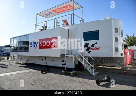 Valencia, Spanien. November 2023. Sky TV MotoGP-Gebäude 2023 MotoGP Grand Prix von Spanien - Gran Premio Motul de la Comunitat Valenciana - Qualifying, MotoGP-Weltmeisterschaft in Valencia, Spanien, 25. November 2023 Credit: Unabhängige Fotoagentur/Alamy Live News Stockfoto