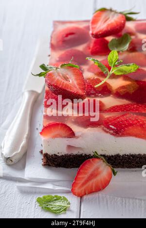 Leckerer Gelee-Kuchen mit Erdbeeren aus glutenfreiem Material. Gelatinekuchen mit Früchten. Stockfoto