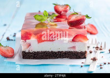 Leckerer Gelee-Kuchen mit Erdbeeren, ein luftiger Biskuitkuchen. Gelatinekuchen mit Früchten. Stockfoto
