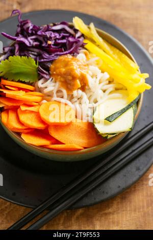 Asiatischer Nudelsalat mit Karotten, Rotkohl, Paprika und eine pikante Erdnusssoße Dressing. Stockfoto