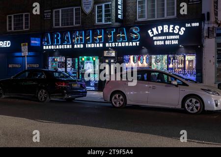 Freitagabend auf der Wellingborough Road, bevor sich die Menschenmassen in Northampton, Northants, England, Großbritannien aufhalten. Stockfoto