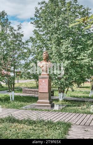 Jelabuga, Russland - 18. Juni 2023: Denkmal für Katharina II. Im Park nahe der Spassky-Kathedrale, 2020. 1780 verlieh die Kaiserin Yelabuga den Status der DISS Stockfoto