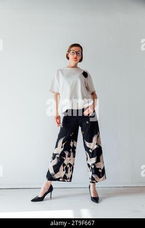 Porträt der schönen, modischen, schlanken, brünetten Frau 40 Jahre alt Stockfoto