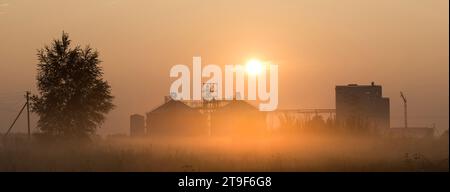 Moderner Granary-Aufzug. Silos in der Agroindustrie und Produktionsanlage für die Verarbeitung von Trocknung Reinigung und Lagerung von landwirtschaftlichen Produkten, Stockfoto