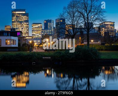 Amsterdam Zuidas Geschäftsviertel am Abend spiegeln sich moderne Bürogebäude im zuider amstel-Kanal wider Stockfoto