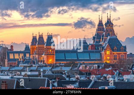 Amsterdam, Niederlande Blick auf das Stadtbild von de Pijp in der Abenddämmerung. Stockfoto