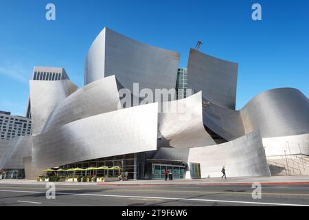 LOS ANGELES - 29. FEBRUAR 2016: Die Walt Disney Concert Hall in LA. Das Gebäude wurde von Frank Gehry entworfen und 2003 eröffnet. Stockfoto