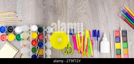 Hintergrund mit verschiedenen bunten Schule liefert auf grauen Steintisch. Konzept mit Textfreiraum. Stockfoto