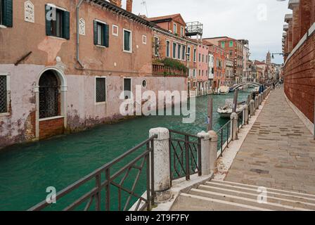 Blick auf den Kanal Rio de la Fornace in Venedig, Italien Stockfoto