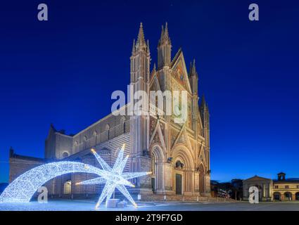 Orvieto, Italien an der Kathedrale und dem plaza mit saisonalen Dekorationen zur blauen Stunde. Stockfoto
