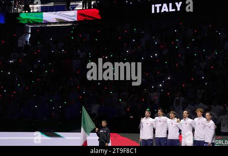 Die italienischen Spieler singen ihre Nationalhymne, bevor sie im Halbfinalspiel des Davis Cup 2023 im Palacio de Deportes Jose Maria Martin Carpena in Malaga, Spanien, gegen Serbien antraten. Bilddatum: Samstag, 25. November 2023. Stockfoto