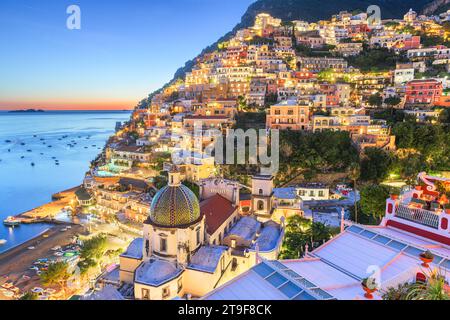 Positano, Italien entlang der Amalfiküste bei Sonnenuntergang. Stockfoto
