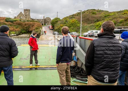 Die Leute warten auf die Fähre auf Sherkin Island, West Cork, Irland. Stockfoto