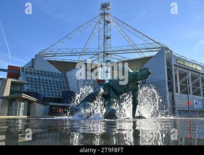 Preston, Großbritannien. November 2023. Tom Finney Splash Statue vor dem Spiel, während des Sky Bet Championship Matches Preston North End gegen Cardiff City in Deepdale, Preston, Großbritannien, 25. November 2023 (Foto: Cody Froggatt/News Images) in Preston, Großbritannien am 25. November 2023. (Foto: Cody Froggatt/News Images/SIPA USA) Credit: SIPA USA/Alamy Live News Stockfoto