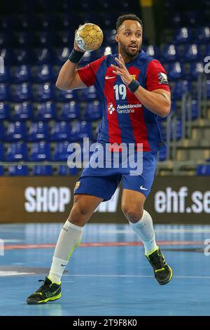 Barcelona, Spanien. November 2023. Timothey N’Guessan (19) von Barca im EHF Champions League-Spiel zwischen Barca und Orlen Wisla Plock im Palau Blaugrana in Barcelona. (Foto: Gonzales Foto - Ainhoa Rodriguez Jara). Stockfoto