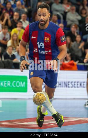 Barcelona, Spanien. November 2023. Timothey N’Guessan (19) von Barca im EHF Champions League-Spiel zwischen Barca und Orlen Wisla Plock im Palau Blaugrana in Barcelona. (Foto: Gonzales Foto - Ainhoa Rodriguez Jara). Stockfoto