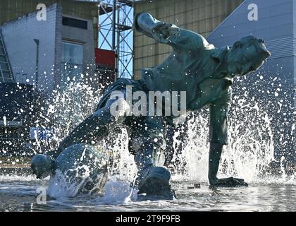 Preston, Großbritannien. November 2023. Tom Finney Splash Statue vor dem Spiel, während des Sky Bet Championship Matches Preston North End gegen Cardiff City in Deepdale, Preston, Großbritannien, 25. November 2023 (Foto: Cody Froggatt/News Images) in Preston, Großbritannien am 25. November 2023. (Foto: Cody Froggatt/News Images/SIPA USA) Credit: SIPA USA/Alamy Live News Stockfoto