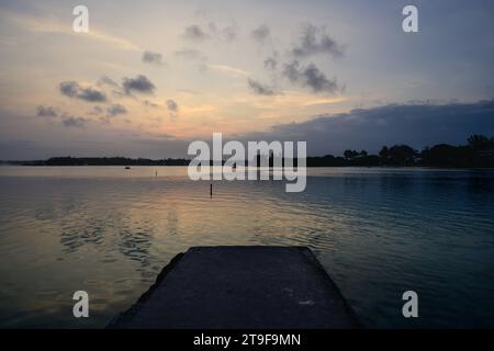 Blue Bay Beach Jetty in Mauritius am Abend in der Abenddämmerung bei Pointe d'Esny Stockfoto