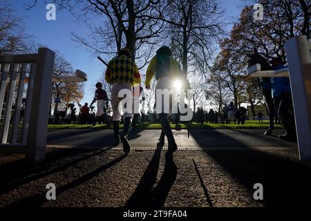 Jockeys betreten den Paradering vor der Hürde von Betfair Racing Podcasts Newton Neulinge während des Betfair Chase Day auf der Rennbahn Haydock Park. Bilddatum: Samstag, 25. November 2023. Stockfoto