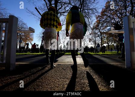 Jockeys betreten den Paradering vor der Hürde von Betfair Racing Podcasts Newton Neulinge während des Betfair Chase Day auf der Rennbahn Haydock Park. Bilddatum: Samstag, 25. November 2023. Stockfoto