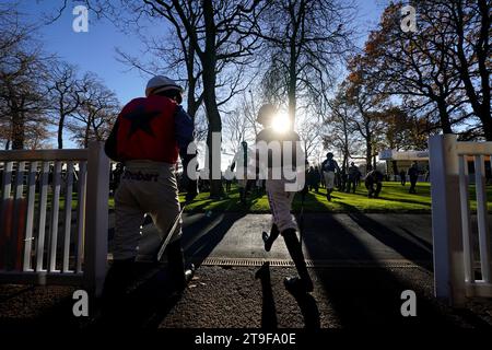 Jockeys betreten den Paradering vor der Hürde von Betfair Racing Podcasts Newton Neulinge während des Betfair Chase Day auf der Rennbahn Haydock Park. Bilddatum: Samstag, 25. November 2023. Stockfoto