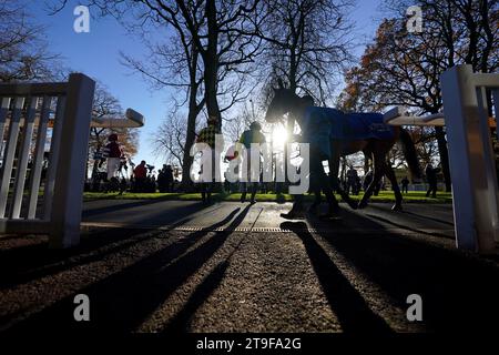 Jockeys betreten den Paradering vor der Hürde von Betfair Racing Podcasts Newton Neulinge während des Betfair Chase Day auf der Rennbahn Haydock Park. Bilddatum: Samstag, 25. November 2023. Stockfoto