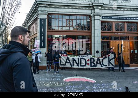 Seattle, Usa. November 2023. Die Demonstranten halten während der Demonstration ein Banner vor Starbucks. Eine Versammlung pro-palästinensischer Anhänger fand im First Starbucks Reserve Roastery in Seattles lebhaftem Capitol Hill statt. Bei der Veranstaltung, die durch Demonstrationen gekennzeichnet war, wurden verschiedene Schilder und Botschaften deutlich sichtbar angezeigt. Unter den zahlreichen Schildern, die von den Demonstranten getragen wurden, lautete eines: "Steht mit Palästina! Beende die Besatzung jetzt!“ Während andere verkündeten: "Palästina wird frei sein!" Quelle: SOPA Images Limited/Alamy Live News Stockfoto