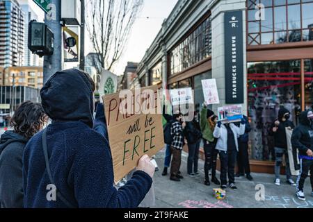 Seattle, Usa. November 2023. Die Demonstranten halten während der Demonstration Schilder vor Starbucks. Eine Versammlung pro-palästinensischer Anhänger fand im First Starbucks Reserve Roastery in Seattles lebhaftem Capitol Hill statt. Bei der Veranstaltung, die durch Demonstrationen gekennzeichnet war, wurden verschiedene Schilder und Botschaften deutlich sichtbar angezeigt. Unter den zahlreichen Schildern, die von den Demonstranten getragen wurden, lautete eines: "Steht mit Palästina! Beende die Besatzung jetzt!“ Während andere verkündeten: "Palästina wird frei sein!" Quelle: SOPA Images Limited/Alamy Live News Stockfoto