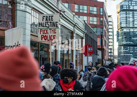 Seattle, Usa. November 2023. Während der Demonstration versammeln sich Demonstranten vor Seattles Starbucks Reserve Roastery. Eine Versammlung pro-palästinensischer Anhänger fand im First Starbucks Reserve Roastery in Seattles lebhaftem Capitol Hill statt. Bei der Veranstaltung, die durch Demonstrationen gekennzeichnet war, wurden verschiedene Schilder und Botschaften deutlich sichtbar angezeigt. Unter den zahlreichen Schildern, die von den Demonstranten getragen wurden, lautete eines: "Steht mit Palästina! Beende die Besatzung jetzt!“ Während andere verkündeten: "Palästina wird frei sein!" Quelle: SOPA Images Limited/Alamy Live News Stockfoto