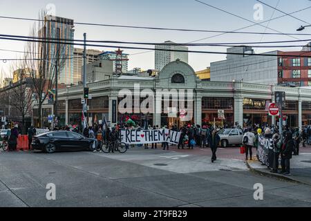 Seattle, Usa. November 2023. Die Demonstranten halten während der Demonstration ein Banner vor Starbucks. Eine Versammlung pro-palästinensischer Anhänger fand im First Starbucks Reserve Roastery in Seattles lebhaftem Capitol Hill statt. Bei der Veranstaltung, die durch Demonstrationen gekennzeichnet war, wurden verschiedene Schilder und Botschaften deutlich sichtbar angezeigt. Unter den zahlreichen Schildern, die von den Demonstranten getragen wurden, lautete eines: "Steht mit Palästina! Beende die Besatzung jetzt!“ Während andere verkündeten: "Palästina wird frei sein!" (Foto: Chin Hei Leung/SOPA Images/SIPA USA) Credit: SIPA USA/Alamy Live News Stockfoto