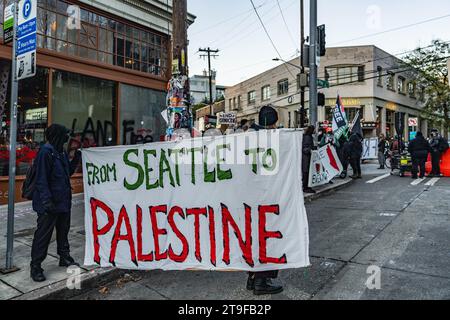 Seattle, Usa. November 2023. Die Demonstranten halten während der Demonstration ein Banner vor Starbucks. Eine Versammlung pro-palästinensischer Anhänger fand im First Starbucks Reserve Roastery in Seattles lebhaftem Capitol Hill statt. Bei der Veranstaltung, die durch Demonstrationen gekennzeichnet war, wurden verschiedene Schilder und Botschaften deutlich sichtbar angezeigt. Unter den zahlreichen Schildern, die von den Demonstranten getragen wurden, lautete eines: "Steht mit Palästina! Beende die Besatzung jetzt!“ Während andere verkündeten: "Palästina wird frei sein!" (Foto: Chin Hei Leung/SOPA Images/SIPA USA) Credit: SIPA USA/Alamy Live News Stockfoto