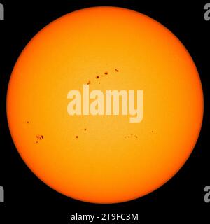 Detailliertes Bild der Sonne, wo große Gruppen von Sonnentöpfen zu sehen sind. Stockfoto