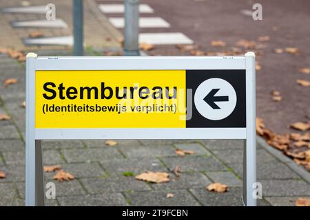 Schild, das den Weg zu einem Wahllokal für die Parlamentswahlen in den Niederlanden zeigt. Stockfoto