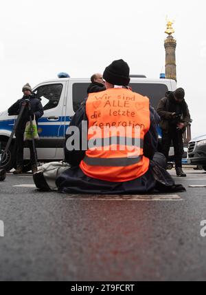 Berlin, Deutschland. November 2023. Aktivisten der Klimaschutzgruppe „letzte Generation“ und anderer Gruppen blockieren die Straße des 17. Quelle: Paul Zinken/dpa/Alamy Live News Stockfoto