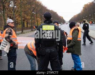 Berlin, Deutschland. November 2023. Aktivisten der Klimaschutzgruppe „letzte Generation“ und anderer Gruppen blockieren die Straße des 17. Quelle: Paul Zinken/dpa/Alamy Live News Stockfoto