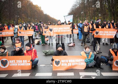 Berlin, Deutschland. November 2023. Aktivisten der Klimaschutzgruppe „letzte Generation“ und anderer Gruppen blockieren die Straße des 17. Quelle: Paul Zinken/dpa/Alamy Live News Stockfoto