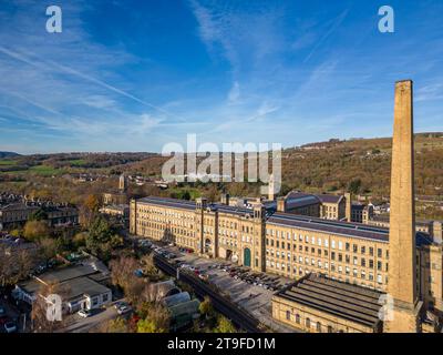 Aus der Vogelperspektive auf die Salzmühle, die zum Weltkulturerbe gehört, und die ehemalige Fabrik von Titus Salz, an einem hellen, sonnigen Herbsttag. Kühle Temperatur mit atemberaubendem blauen Himmel. Stockfoto