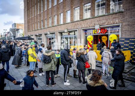 ROTTERDAM: Besucher des FC Kip Restaurants von Jandino Asporaat warten in der Warteschlange. Der FC Kip ist eine Fast-Food-Kette, die eine wichtige Rolle in der Serie The Dino Show und der nachfolgenden Bon Bini Holland Filmserie spielt. ANP ROBIN UTRECHT niederlande raus - belgien raus Stockfoto