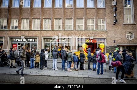 ROTTERDAM: Besucher des FC Kip Restaurants von Jandino Asporaat warten in der Warteschlange. Der FC Kip ist eine Fast-Food-Kette, die eine wichtige Rolle in der Serie The Dino Show und der nachfolgenden Bon Bini Holland Filmserie spielt. ANP ROBIN UTRECHT niederlande raus - belgien raus Stockfoto