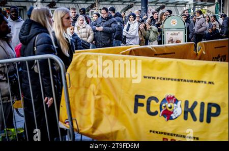 ROTTERDAM: Besucher des FC Kip Restaurants von Jandino Asporaat warten in der Warteschlange. Der FC Kip ist eine Fast-Food-Kette, die eine wichtige Rolle in der Serie The Dino Show und der nachfolgenden Bon Bini Holland Filmserie spielt. ANP ROBIN UTRECHT niederlande raus - belgien raus Stockfoto