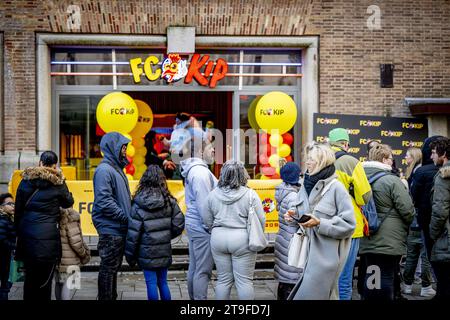 ROTTERDAM: Besucher des FC Kip Restaurants von Jandino Asporaat warten in der Warteschlange. Der FC Kip ist eine Fast-Food-Kette, die eine wichtige Rolle in der Serie The Dino Show und der nachfolgenden Bon Bini Holland Filmserie spielt. ANP ROBIN UTRECHT niederlande raus - belgien raus Stockfoto