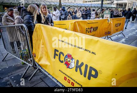 ROTTERDAM: Besucher des FC Kip Restaurants von Jandino Asporaat warten in der Warteschlange. Der FC Kip ist eine Fast-Food-Kette, die eine wichtige Rolle in der Serie The Dino Show und der nachfolgenden Bon Bini Holland Filmserie spielt. ANP ROBIN UTRECHT niederlande raus - belgien raus Stockfoto