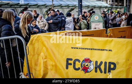 ROTTERDAM: Besucher des FC Kip Restaurants von Jandino Asporaat warten in der Warteschlange. Der FC Kip ist eine Fast-Food-Kette, die eine wichtige Rolle in der Serie The Dino Show und der nachfolgenden Bon Bini Holland Filmserie spielt. ANP ROBIN UTRECHT niederlande raus - belgien raus Stockfoto