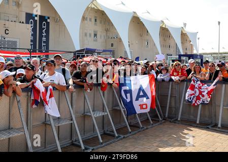 Abu Dhabi, Abu Dhabi. November 2023. Rennatmosphäre – Fans auf der Fanzone Stage. 25.11.2023. Formel-1-Weltmeisterschaft, Rd 23, Grand Prix Von Abu Dhabi, Yas Marina Circuit, Abu Dhabi, Qualifikationstag. Das Foto sollte lauten: XPB/Press Association Images. Quelle: XPB Images Ltd/Alamy Live News Stockfoto