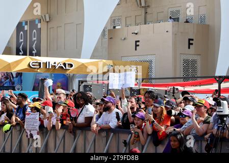 Abu Dhabi, Abu Dhabi. November 2023. Rennatmosphäre – Fans auf der Fanzone Stage. 25.11.2023. Formel-1-Weltmeisterschaft, Rd 23, Grand Prix Von Abu Dhabi, Yas Marina Circuit, Abu Dhabi, Qualifikationstag. Das Foto sollte lauten: XPB/Press Association Images. Quelle: XPB Images Ltd/Alamy Live News Stockfoto