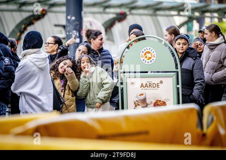 ROTTERDAM: Besucher des FC Kip Restaurants von Jandino Asporaat warten in der Warteschlange. Der FC Kip ist eine Fast-Food-Kette, die eine wichtige Rolle in der Serie The Dino Show und der nachfolgenden Bon Bini Holland Filmserie spielt. ANP ROBIN UTRECHT niederlande raus - belgien raus Stockfoto